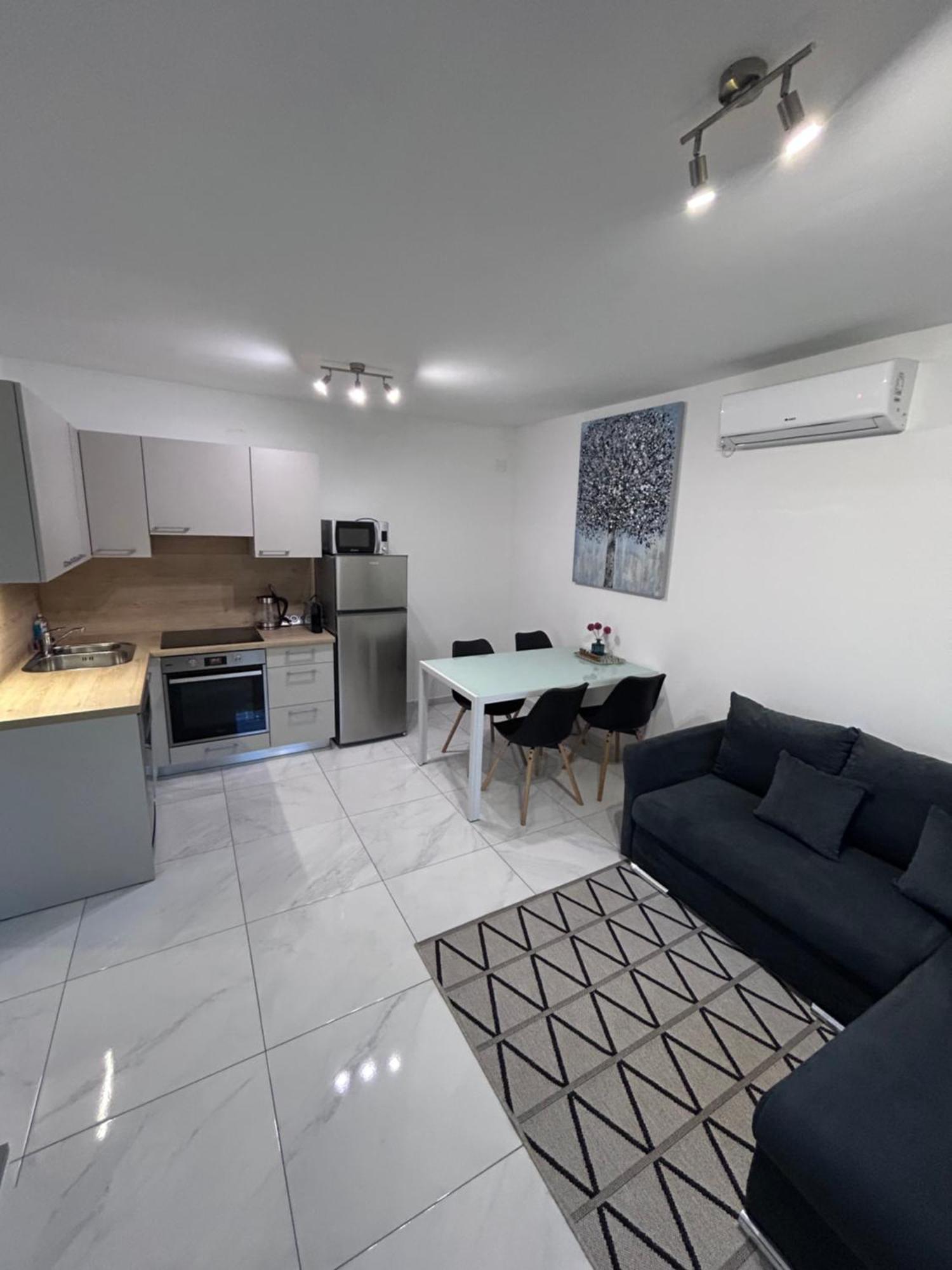 Ivaana Apartment Banjol Bagian luar foto